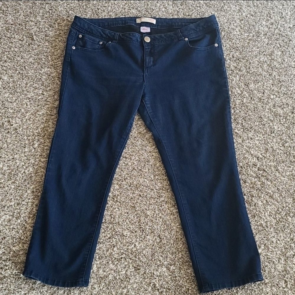 No Boundaries 
Dark Wash
Capri Pants